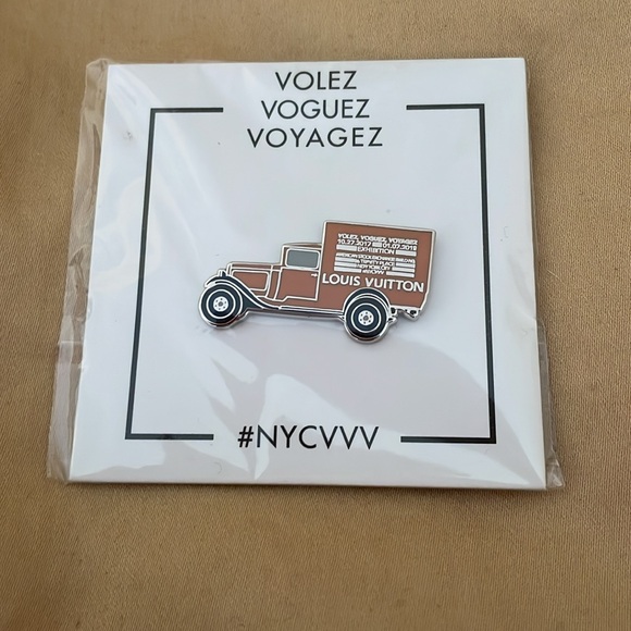 LTD EDITION Exhibiton Louis Vuitton New York program and pin - Picture 5 of 6